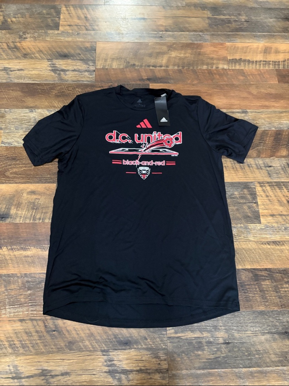 Adidas Men’s DC United Black & Red Graphic Tee
nwt